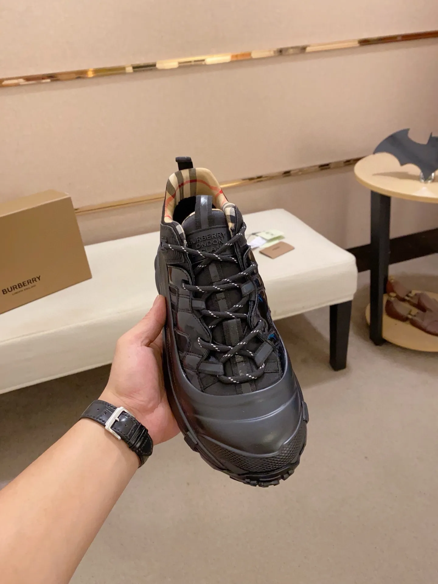 Men's shoes 💰: 640💰🇮🇹🇮🇹BURBERRY's top purchasing agents are available simultaneously at the counter. 🔍🔍Synchronized sales. Positive code number: 38-46. Italian imported cowhide, fully imported sheepskin lining, sole: original sole provided by the original factory, exclusive movable molded sole, super comfortable, original factory follow-up goods, 🔍🔍high quality, you can enter and exit the counter at will, welcome to compare